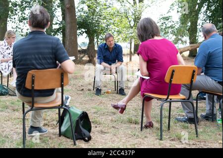 Zeithain, Deutschland. August 2020. Robert Habeck (M), Bundesvorsitzender von Bündnis 90/die Grünen, spricht während seiner Sommertournee mit Journalisten. Habeck will auf seiner Reise herausfinden, wie das Land widerstandsfähiger und krisensicherer werden kann, als Lehre aus der Corona-Krise. Quelle: Sebastian Kahnert/dpa-Zentralbild/dpa/Alamy Live News Stockfoto