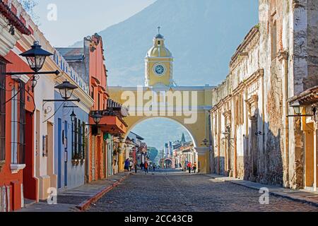 Bunte Kolonialhäuser und der Arco de Santa Catalina Bogen aus dem 17. Jahrhundert in der Stadt Antigua Guatemala, Sacatepéquez Department, Guatemala Stockfoto