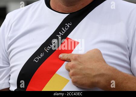 18. August 2020, Mecklenburg-Vorpommern, Papendorf: "Die faire Milch" steht auf dem T-Shirt von Harry Weijs, dem Chef des Landgutes Papendorf, bei einer Pressekonferenz des Mecklenburg-Vorpommern-Landesteams des Bundesverbandes Deutscher Milchviehhalter (BDM) zur angespannten Lage der Milchbauern im Norden. Foto: Bernd Wüstneck/dpa-Zentralbild/ZB Stockfoto