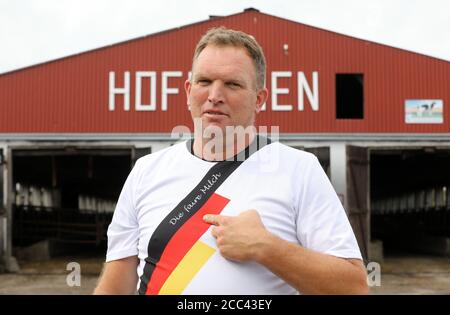 18. August 2020, Mecklenburg-Vorpommern, Papendorf: "Die faire Milch" steht auf dem T-Shirt von Harry Weijs, dem Chef des Landgutes Papendorf, bei einer Pressekonferenz des Mecklenburg-Vorpommern-Landesteams des Bundesverbandes Deutscher Milchviehhalter (BDM) zur angespannten Lage der Milchbauern im Norden. Foto: Bernd Wüstneck/dpa-Zentralbild/ZB Stockfoto