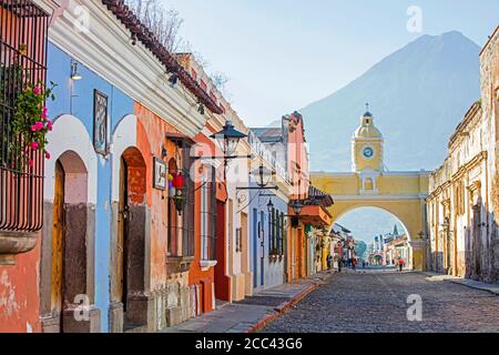 Bunte Kolonialhäuser und der Arco de Santa Catalina Bogen aus dem 17. Jahrhundert in der Stadt Antigua Guatemala, Sacatepéquez Department, Guatemala Stockfoto