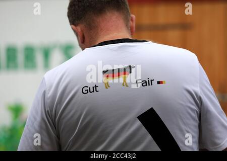 18. August 2020, Mecklenburg-Vorpommern, Papendorf: Auf dem T-Shirt von Harry Weijs, dem Chef des Landgutes Papendorf, erscheinen die Worte "gut Fair" und das Bild einer schwarz-rot-goldenen Kuh. Bei einer Pressekonferenz des Landesteams Mecklenburg-Vorpommern des Bundesverbandes Deutscher Milchviehhalter (BDM) zur angespannten Lage der Milchviehhalter im Norden. Foto: Bernd Wüstneck/dpa-Zentralbild/ZB Stockfoto