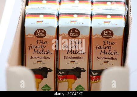 18. August 2020, Mecklenburg-Vorpommern, Papendorf: "Die faire Milch" wird auf einer Pressekonferenz des Landesteams Mecklenburg-Vorpommern des Bundesverbandes Deutscher Milchviehhalter (BDM) zur angespannten Lage der Milchbauern im Norden über verpackte Schokoladenmilch geschrieben. Foto: Bernd Wüstneck/dpa-Zentralbild/ZB Stockfoto