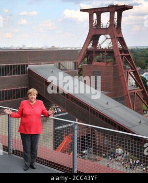 18. August 2020, Nordrhein-Westfalen, Essen: Bundeskanzlerin Angela Merkel (CDU) steht vor dem verwinkelten Turm der Zeche Zollverein. Die Bundeskanzlerin ist zu Gast in NRW und besucht gemeinsam mit Ministerpräsident Laschet die Zeche Zollverein. Neu. Foto: Oliver Berg/dpa Stockfoto