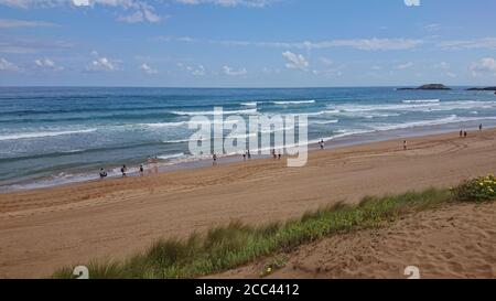 ZARAUTZ, SPANIEN - 11. JULI 2020: Luftaufnahme zum Strand von Zarautz mit Wanderern, Baskenland, Spanien an einem schönen Sommertag Stockfoto