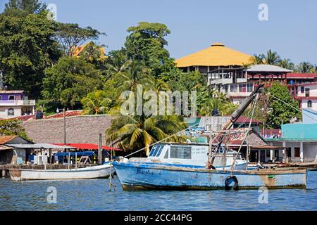 Bunte Fischerboote im Hafen des Dorfes Livingston in der Amatique Bay, Golf von Honduras, Izabal Department, Guatemala, Mittelamerika Stockfoto