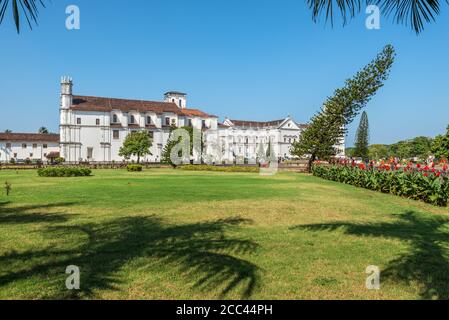 Old Goa, Indien - 23. November 2019: Weitwinkel-Ansicht der katholischen Kirche von St. Francis of Assisi und SE Kathedrale in Goa Velha (Old Goa), Indien. Stockfoto