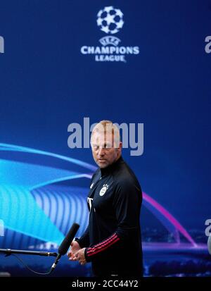 Lissabon, Portugal. 2020. Aug 08. firo Champions League 18/2020 Training FC Bayern München München München München Trainer Hansi FLICK (FCB), Teamchef, Fotograf: Peter Schatz/Pool/via/firosportphoto Quelle: dpa/Alamy Live News Stockfoto