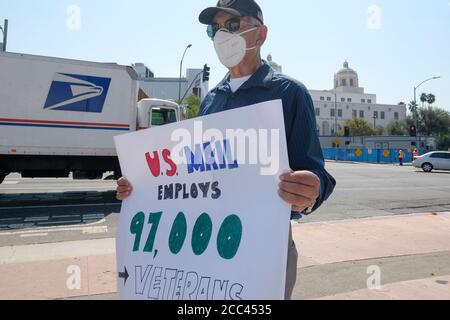 18. August 2020, Los Angeles, Kalifornien, USA: Ein Mann hält ein Schild bei einer Pressekonferenz vor dem USPS Post Office Terminal Annex, um am Dienstag einen National Postal Day of Action zu starten. Demokratische Abgeordnete aus Southland versammelten sich heute bei Poststellen in der gesamten Region, um das zu verungeln, was sie als konzertierte Anstrengung der Trump-Regierung anführen, um die Postoperationen vor einer Wahl abzubauen, von der erwartet wird, dass sie sich stark auf Briefwahlabgaben stützen. (Bild: © Ringo Chiu/ZUMA Wire) Stockfoto