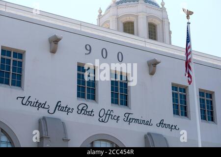 18. August 2020, Los Angeles, Kalifornien, USA: Ein Blick auf den USPS Post Office Terminal Annex, Dienstag, 18. August 2020, in Los Angeles. Demokratische Abgeordnete aus Southland versammelten sich heute bei Poststellen in der gesamten Region, um das zu verungeln, was sie als konzertierte Anstrengung der Trump-Regierung anführen, um die Postoperationen vor einer Wahl abzubauen, von der erwartet wird, dass sie sich stark auf Briefwahlabgaben stützen. (Bild: © Ringo Chiu/ZUMA Wire) Stockfoto