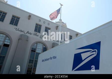 18. August 2020, Los Angeles, California, USA: Ein USPS-LKW parkt vor dem USPS Post Office Terminal Annex, Dienstag, 18. August 2020, in Los Angeles. Demokratische Abgeordnete aus Southland versammelten sich heute bei Poststellen in der gesamten Region, um das zu verungeln, was sie als konzertierte Anstrengung der Trump-Regierung anführen, um die Postoperationen vor einer Wahl abzubauen, von der erwartet wird, dass sie sich stark auf Briefwahlabgaben stützen. (Bild: © Ringo Chiu/ZUMA Wire) Stockfoto