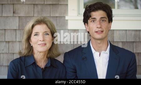 In diesem Bild aus dem Video-Feed der Demokratischen Nationalversammlung, Caroline Kennedy, ehemalige Botschafterin der Vereinigten Staaten in Japan und Tochter des US-Präsidenten John F. Kennedy, links, Und ihr Sohn, Jack Schlossberg, Enkel von Präsident Kennedy, rechts, macht am Dienstag, 18. August 2020, am zweiten Abend des Kongresses Bemerkungen.Quelle: Democratic National Convention via CNP - Nutzung weltweit Stockfoto