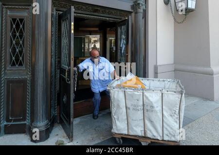 18. August 2020, Los Angeles, Kalifornien, USA: Ein Mitarbeiter der USPS wird am Dienstag, 18. August 2020, im USPS Post Office Terminal Annex in Los Angeles gesehen. Demokratische Abgeordnete aus Southland versammelten sich heute bei Poststellen in der gesamten Region, um das zu verungeln, was sie als konzertierte Anstrengung der Trump-Regierung anführen, um die Postoperationen vor einer Wahl abzubauen, von der erwartet wird, dass sie sich stark auf Briefwahlabgaben stützen. (Bild: © Ringo Chiu/ZUMA Wire) Stockfoto