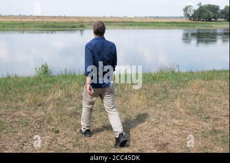 Zeithain, Deutschland. August 2020. Robert Habeck, Bundesvorsitzender von Bündnis 90/die Grünen, geht auf Sommertour an die Elbe. Habeck will auf seiner Reise herausfinden, wie das Land widerstandsfähiger und krisensicherer werden kann, als Lehre aus der Corona-Krise. Quelle: Sebastian Kahnert/dpa-Zentralbild/dpa/Alamy Live News Stockfoto