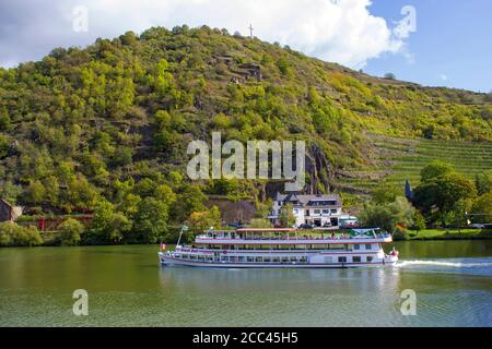 TREIS-KARDEN, Deutschland - 02. OKTOBER 2019: Passagier- und Flusskreuzfahrtschiffe auf der Mosel Stockfoto