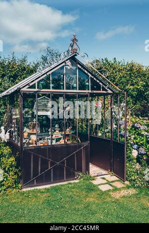 Dekoratives Gewächshaus im Garten im Sommer. Hochwertige Fotos Stockfoto