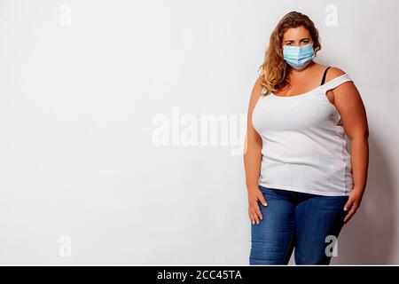 Porträt einer schönen blonden Frau mit Übergröße und Gesicht Maske Stockfoto