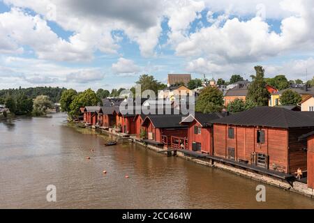 Alte Stadt Holzlager am Ufer des Flusses Porvoonjoki in Porvoo, Finnland Stockfoto
