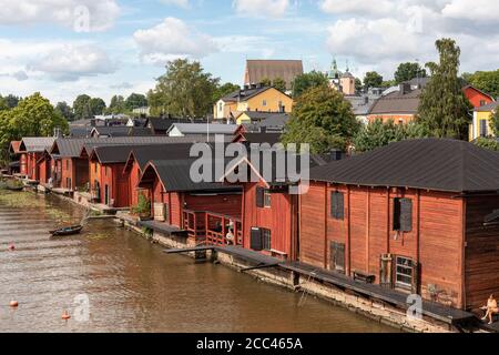 Altes rot-ockerfarbenes Holzlager am Ufer des Porvoonjoki in der Altstadt von Porvoo, Finnland Stockfoto