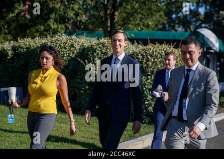 Jared Kushner, Assistent des Präsidenten und Senior Advisor, betritt den Westflügel nach einem Fernsehinterview im Weißen Haus in Washington, DC, USA, 18. August 2020.Quelle: Shawn Thew/Pool via CNP /MediaPunch Stockfoto