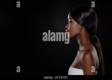 Seitenansicht der afroamerikanischen Frau isoliert auf schwarz Stockfoto