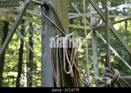 Eine lange Seilspule hängt an einer Metallstruktur Stockfoto