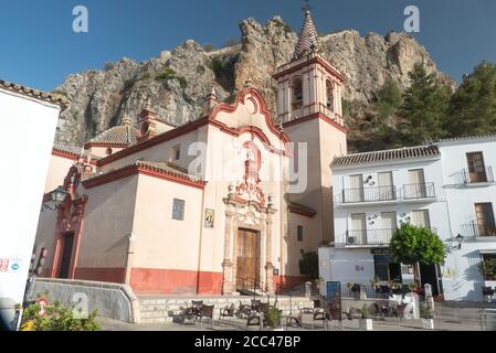 Andalusien in Spanien: Der hübsche Pueblo Blanco von Zahara de la Sierra und die Kirche (Iglesia) von Santa María de la Mesa Stockfoto