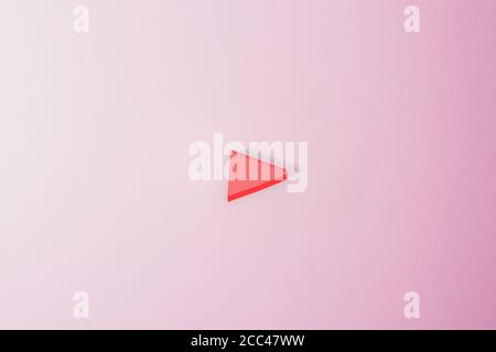 Symbol für die Wiedergabetaste in Pink Background. 3D-Rendering. Stockfoto