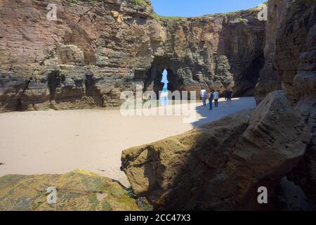 Strand der Kathedralen, Galicien, Spanien - 2017. Mai: Bei Ebbe kann man zwischen den beeindruckenden Klippen der Playa de las Catedrales, Galicien, wandern Stockfoto