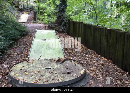 Verlassene und ungepflegte Darstellung von Minigolfbahn aus Faserzement in Schlossberg in Freiburg am Breisgau in Deutschland. Stockfoto