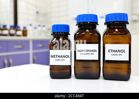 Selektiver Fokus von Ethanol, Methanol und Isopropanol braunen Braunglasflaschen in einem Labor. Verschiedene Arten von Alkohol. Stockfoto