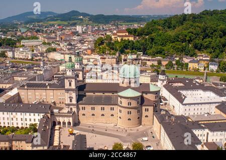 SALZBURG, ÖSTERREICH - 24. Juni 2020: Blick von oben auf die Altstadt, mit Hügeln in der Ferne Stockfoto