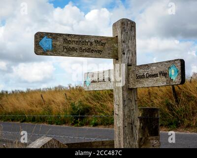 Treffen des South Downs Way und der langen Wege des Monarch’s Way oberhalb von Steyning, West Sussex Stockfoto
