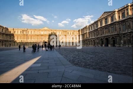 Louvre. Die Cour Carrée des 'Alten Louvre'. Das Louvre Museum (französisch: Musée du Louvre) ist eines der größten und beliebtesten Kunstmuseen im wo Stockfoto