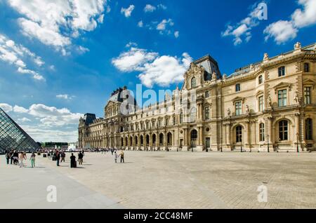 Louvre. Pavillon Richelieu (links) und Pavillon Colbert das Louvre Museum (französisch: Musée du Louvre) ist eines der größten und beliebtesten Kunstmuseen Stockfoto