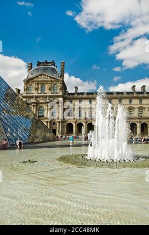 Louvre. Pavillon Richelieu. Das Louvre Museum (französisch: Musée du Louvre) ist eines der größten und beliebtesten Kunstmuseen der Welt. Das Museum ist Stockfoto