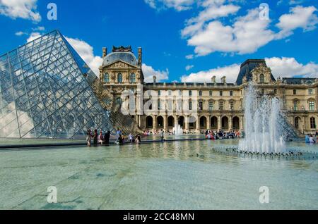Louvre. Pavillon Richelieu (links) und Pavillon Colbert das Louvre Museum (französisch: Musée du Louvre) ist eines der größten und beliebtesten Kunstmuseen Stockfoto