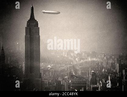Der deutsche Zeppelin Hindenburg schwebt am 8. August 1936 am Empire State Building über Manhattan vorbei, auf dem Weg von Deutschland nach Lakehurst, New Jersey Stockfoto
