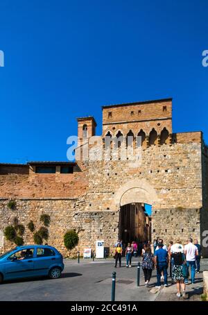 Große Porträtaufnahme der Porta San Giovanni, dem Eingang des südlichsten Punktes der ummauerten mittelalterlichen Hügelstadt San Gimignano in der Toskana, Italien. Stockfoto