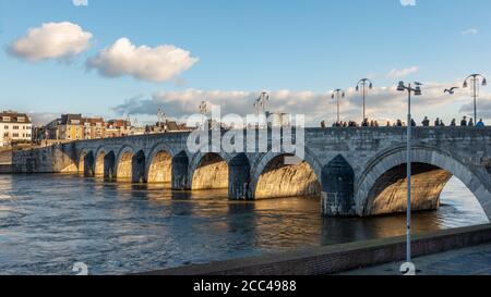 St. Servatius Brücke (Sint Servaasbrug) über die Maas in Maastricht, Niederlande Stockfoto