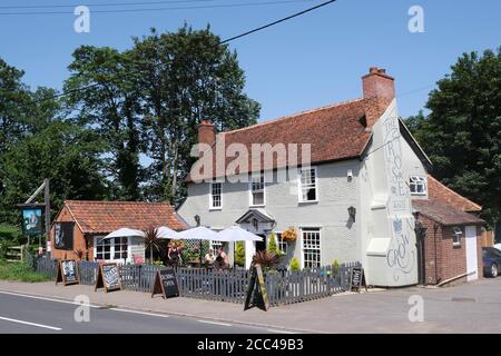 Menschen, die vor dem Rose and Crown Pub in Great Waltham, Essex, England, sitzen. Stockfoto