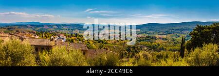 Schönes Panoramabild der berühmten mittelalterlichen Stadt San Gimignano und der schönen Landschaft. Eine typische toskanische Landschaft mit ihren Tälern auf einem... Stockfoto