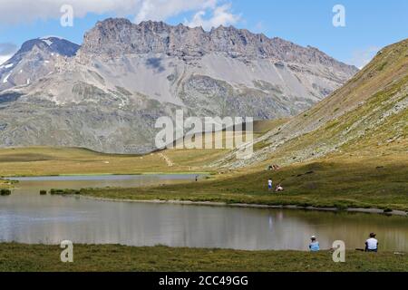 Am Ufer eines Bergsees in den französischen alpen Stockfoto