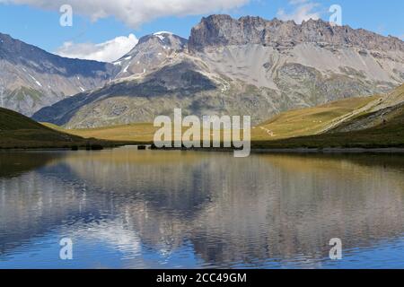 Reflexionen auf einem Bergsee des Parc de la Vanoise, in den französischen Alpen Stockfoto