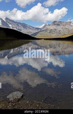 Reflexionen auf einem Bergsee des Parc de la Vanoise, in den französischen Alpen Stockfoto