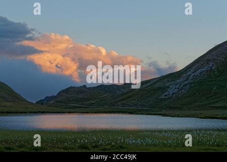 Reflexionen auf einem Bergsee in der Dämmerung Stockfoto