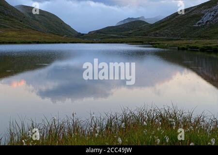 Reflexionen auf einem Bergsee in der Dämmerung Stockfoto