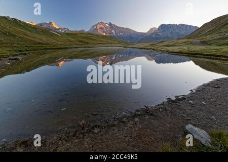 Refelktionen auf einem Bergsee bei Sonnenaufgang Stockfoto