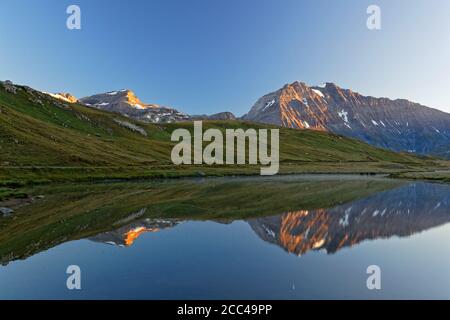 Refelktionen auf einem Bergsee bei Sonnenaufgang Stockfoto