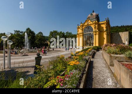 Marianske Lazne / Tschechische Republik - August 11 2020: Blick auf die Maxim Gorki Kolonnade mit gelbem Gebäude, Brunnen, grünen Bäumen, Blumen. Stockfoto